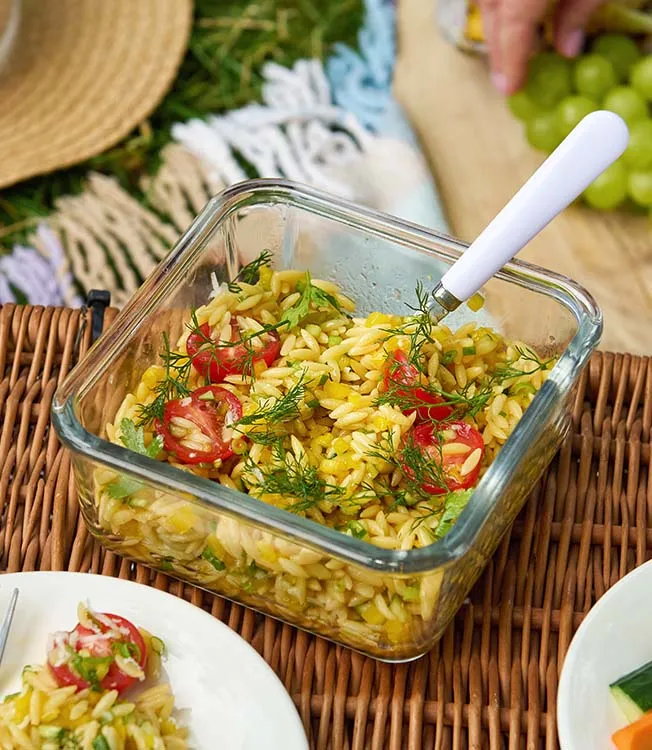 Salada de orzo com legumes de verão