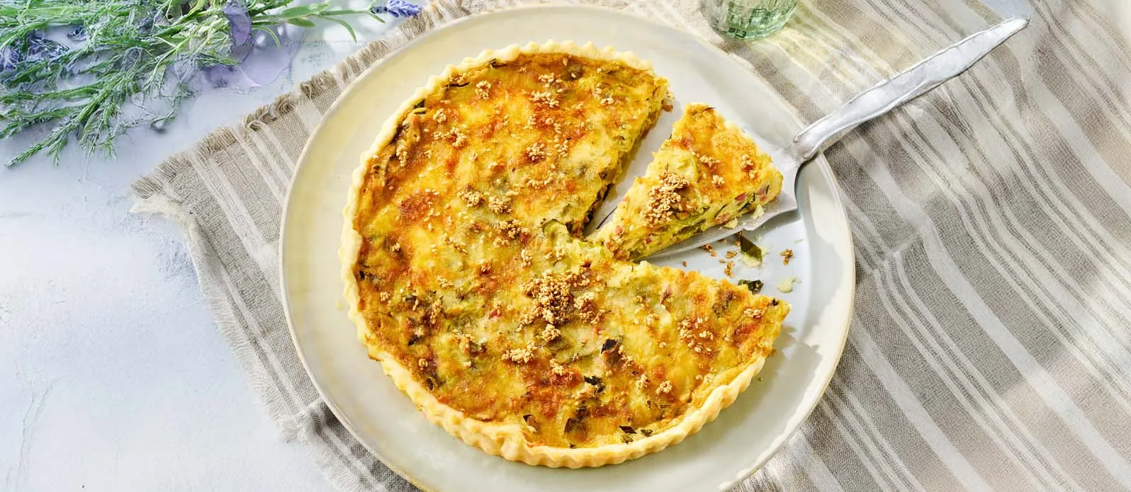 Quiche Lorraine com alho francês, bacon e molho de soja