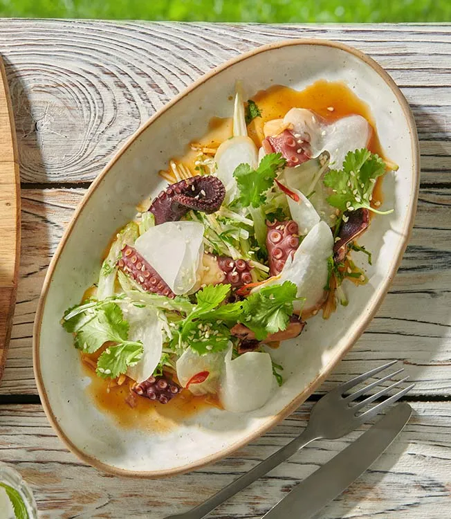 Salada de polvo e couve-rábano com maçã ácida