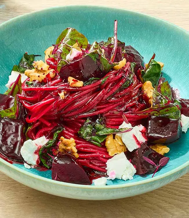 Esparguete com beterraba teriyaki e queijo creme de cabra