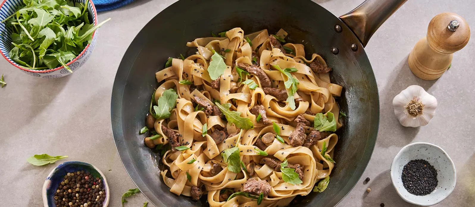Bife salteado com tagliatelle e rúcula
