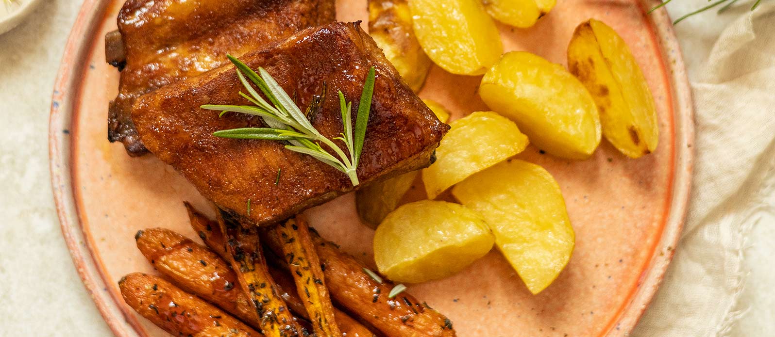 Entrecosto teriyaki aromático com cobertura de mel e legumes assados