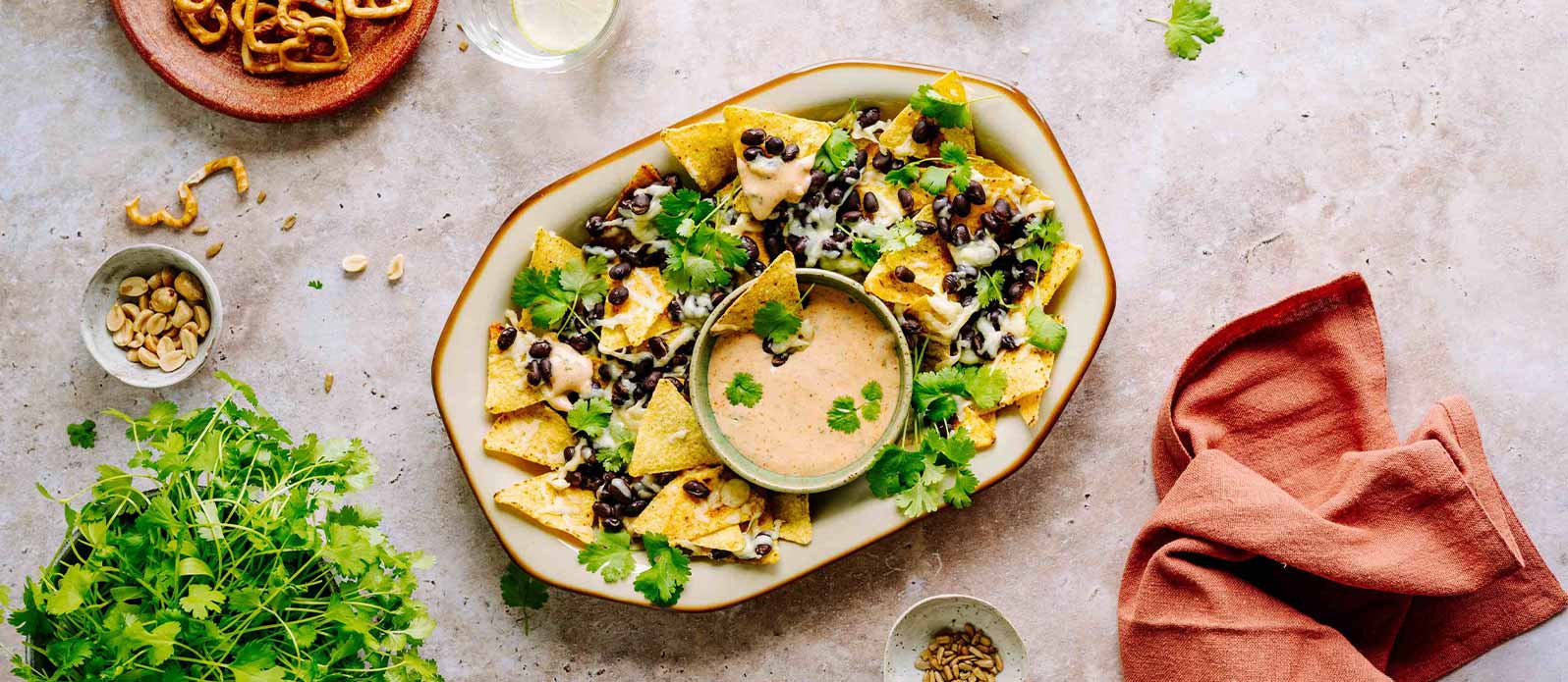 Maionese para tacos com nachos e feijão