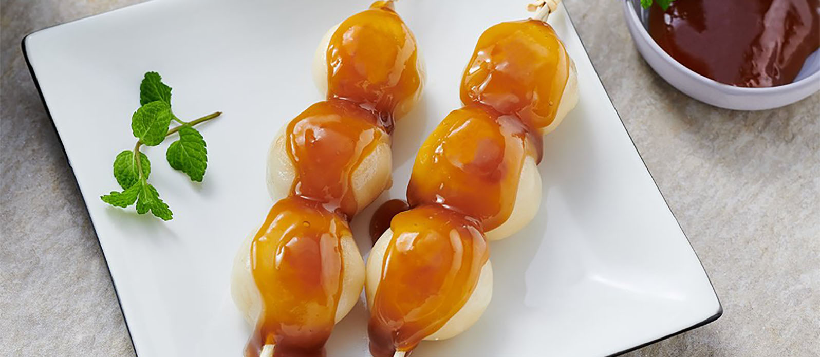 Mitarashi-dango (bolinhos de Mochi com cobertura de molho de soja